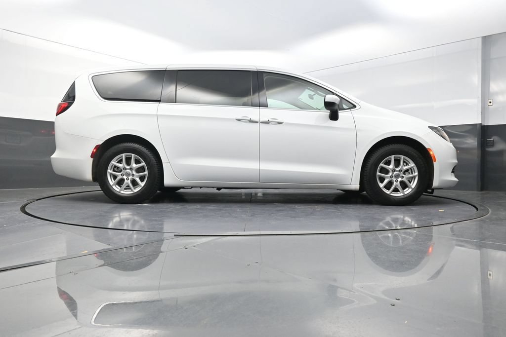 Used 2022 Chrysler Voyager LX FWD image 30