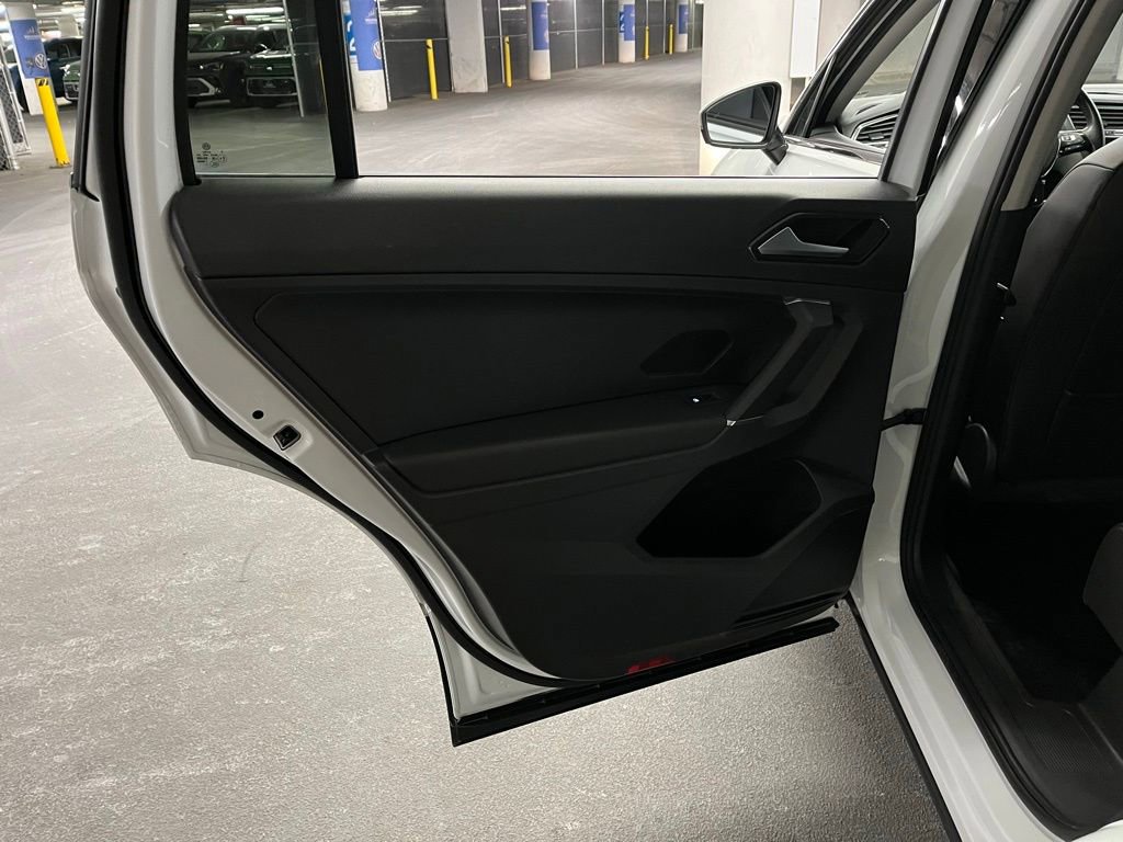 Used 2018 Volkswagen Tiguan SE w/ Panoramic Sunroof Package image 17
