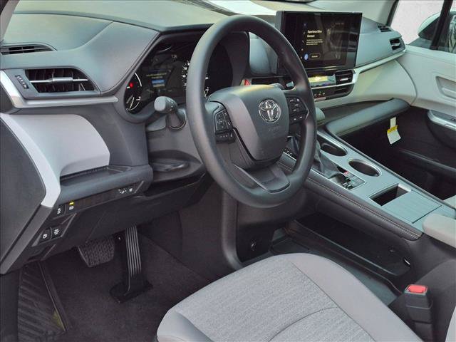 New 2026 Toyota Sienna LE FWD image 3