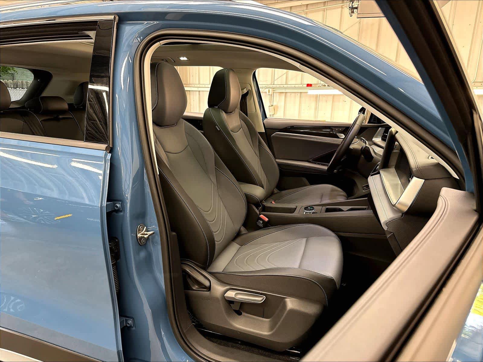 Certified 2025 Volkswagen Tiguan SE w/ Panoramic Sunroof Package AWD/4WD image 33