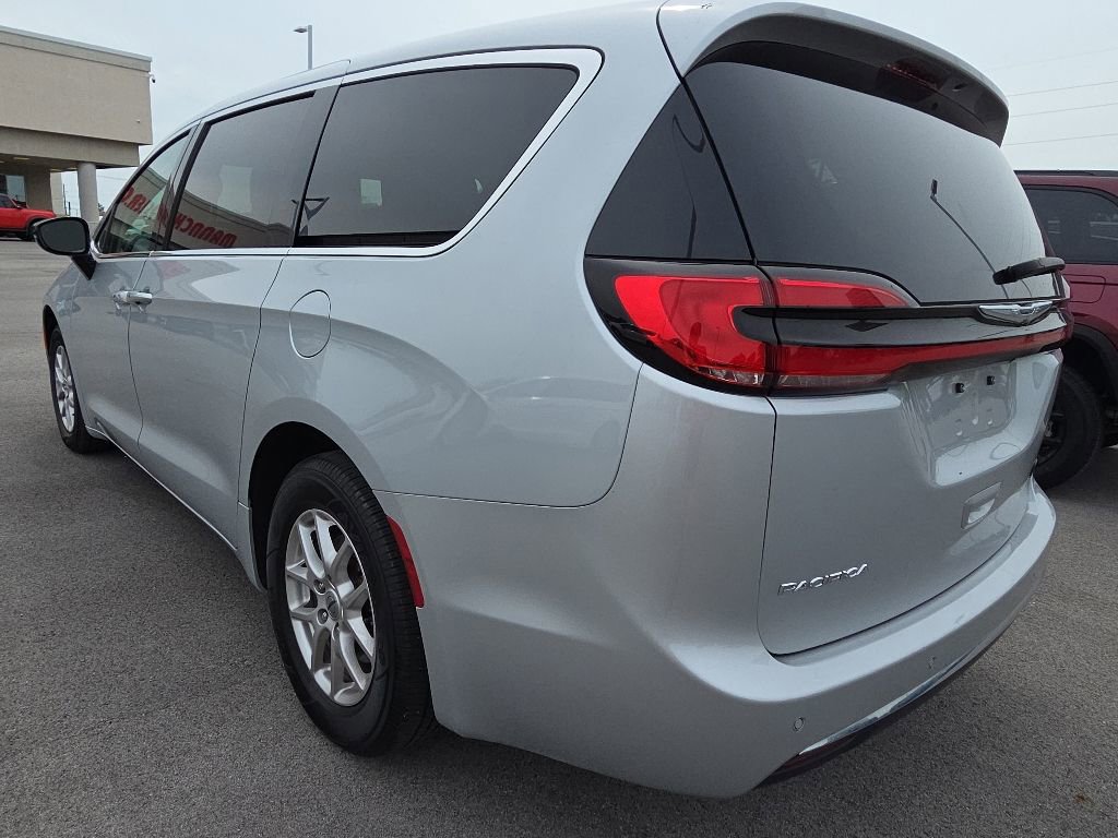 Used 2024 Chrysler Pacifica Touring-L FWD image 7