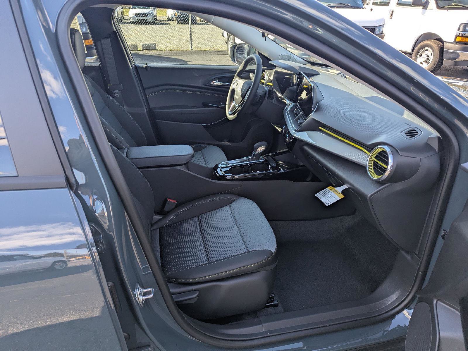 New 2026 Chevrolet Trax LT w/ Sunroof Package image 38