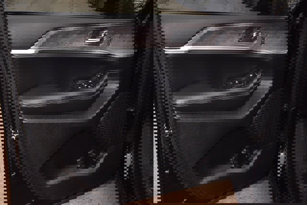 Used 2023 Jeep Grand Cherokee Limited w/ Luxury Tech Group II image 34