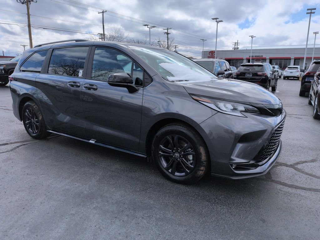 Used 2025 Toyota Sienna XSE w/ XSE Plus Package image 7