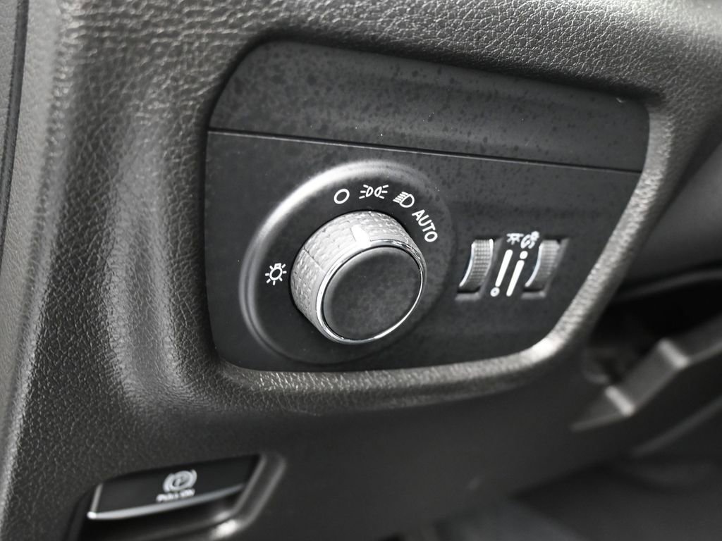 Used 2023 Jeep Grand Cherokee L Laredo RWD image 14