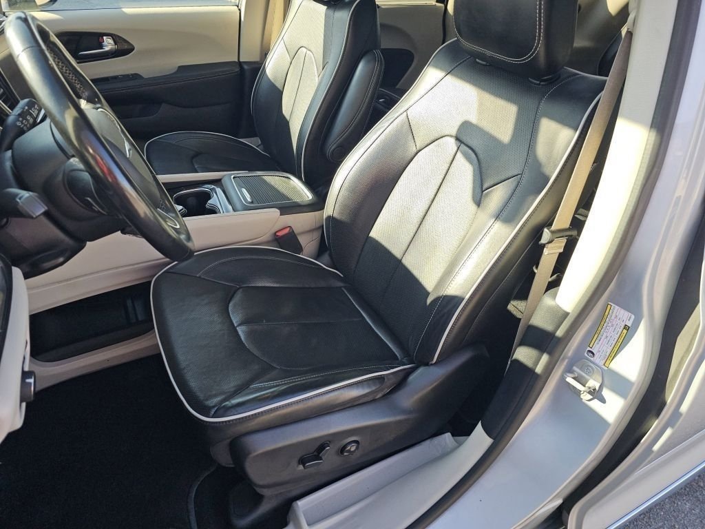 Used 2023 Chrysler Pacifica Limited AWD/4WD image 6