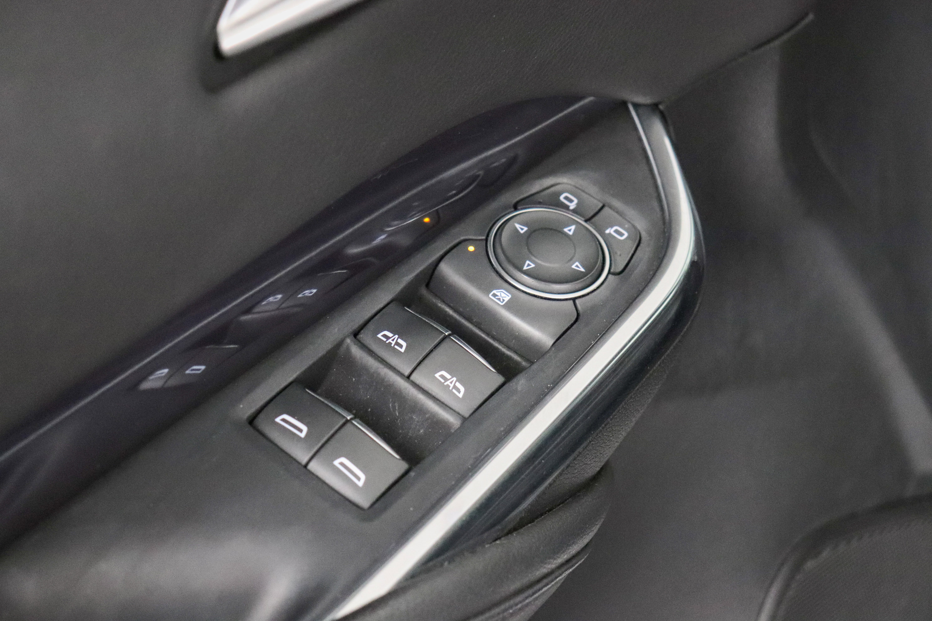 Used 2023 Cadillac XT4 Luxury w/ Cold Weather Package AWD/4WD image 12