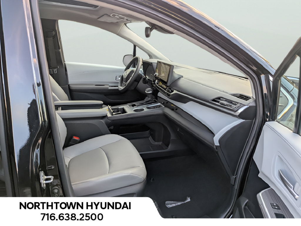 Used 2026 Toyota Sienna XLE FWD image 38