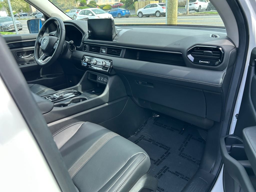 Used 2025 Honda Pilot Touring image 29