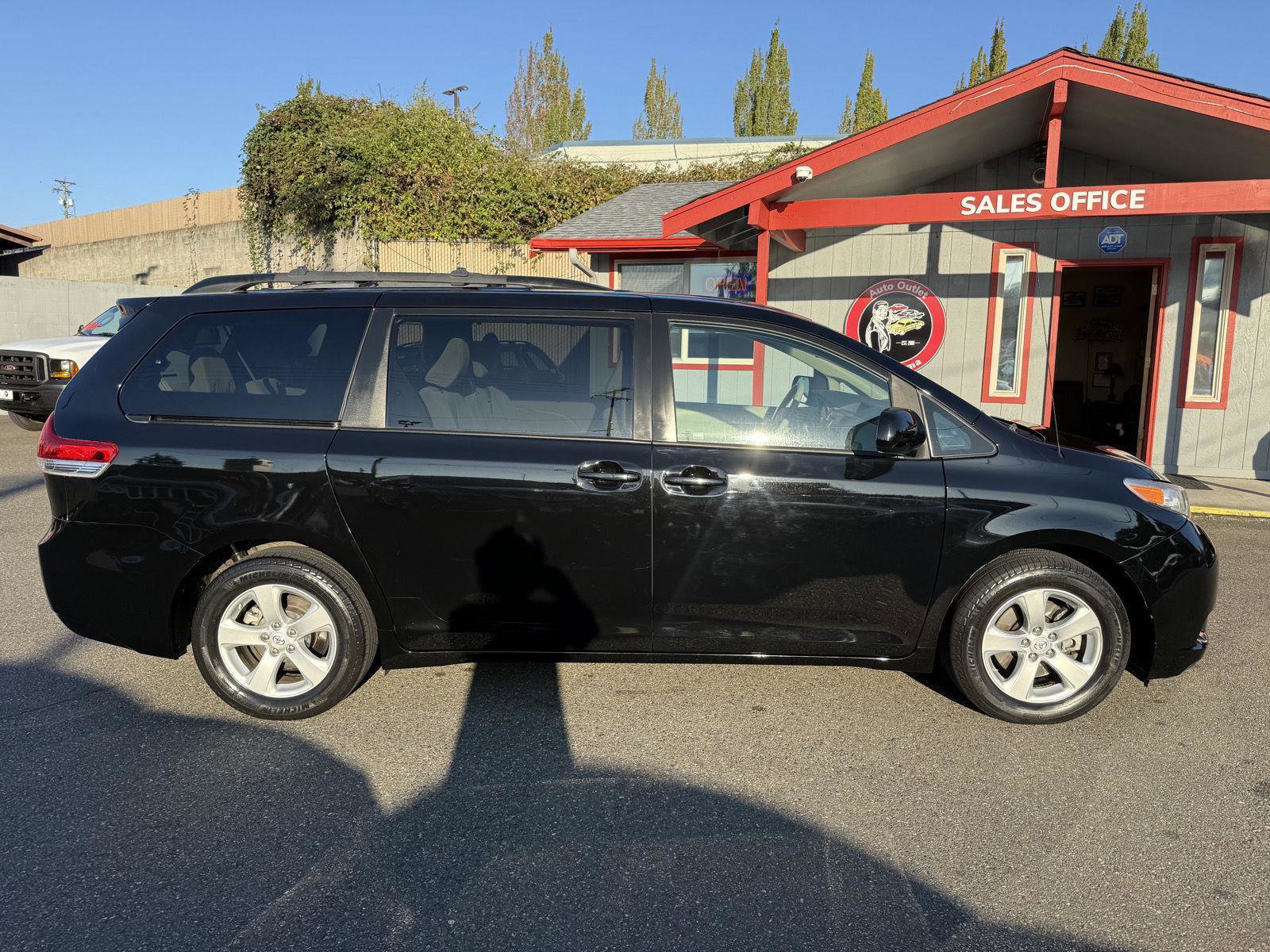 Used 2012 Toyota Sienna LE image 6