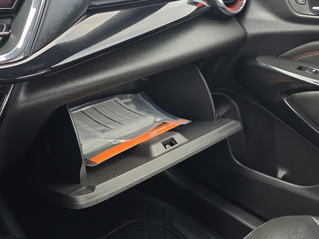 Certified 2025 Chevrolet Trax RS w/ Sunroof Package image 30