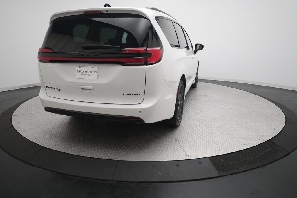 Used 2025 Chrysler Pacifica Limited FWD image 13