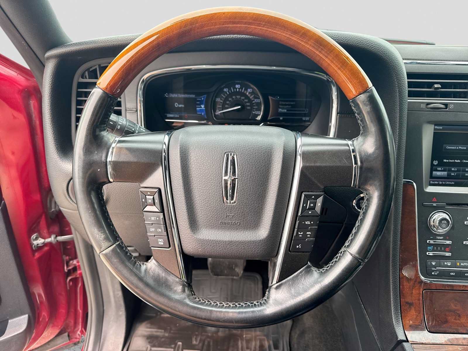 Used 2015 Lincoln Navigator 4WD image 23