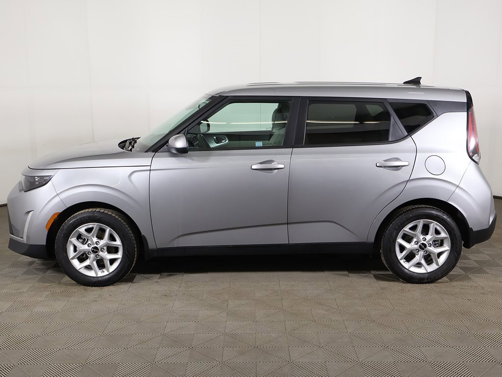Used 2023 Kia Soul LX w/ LX Technology Package image 16
