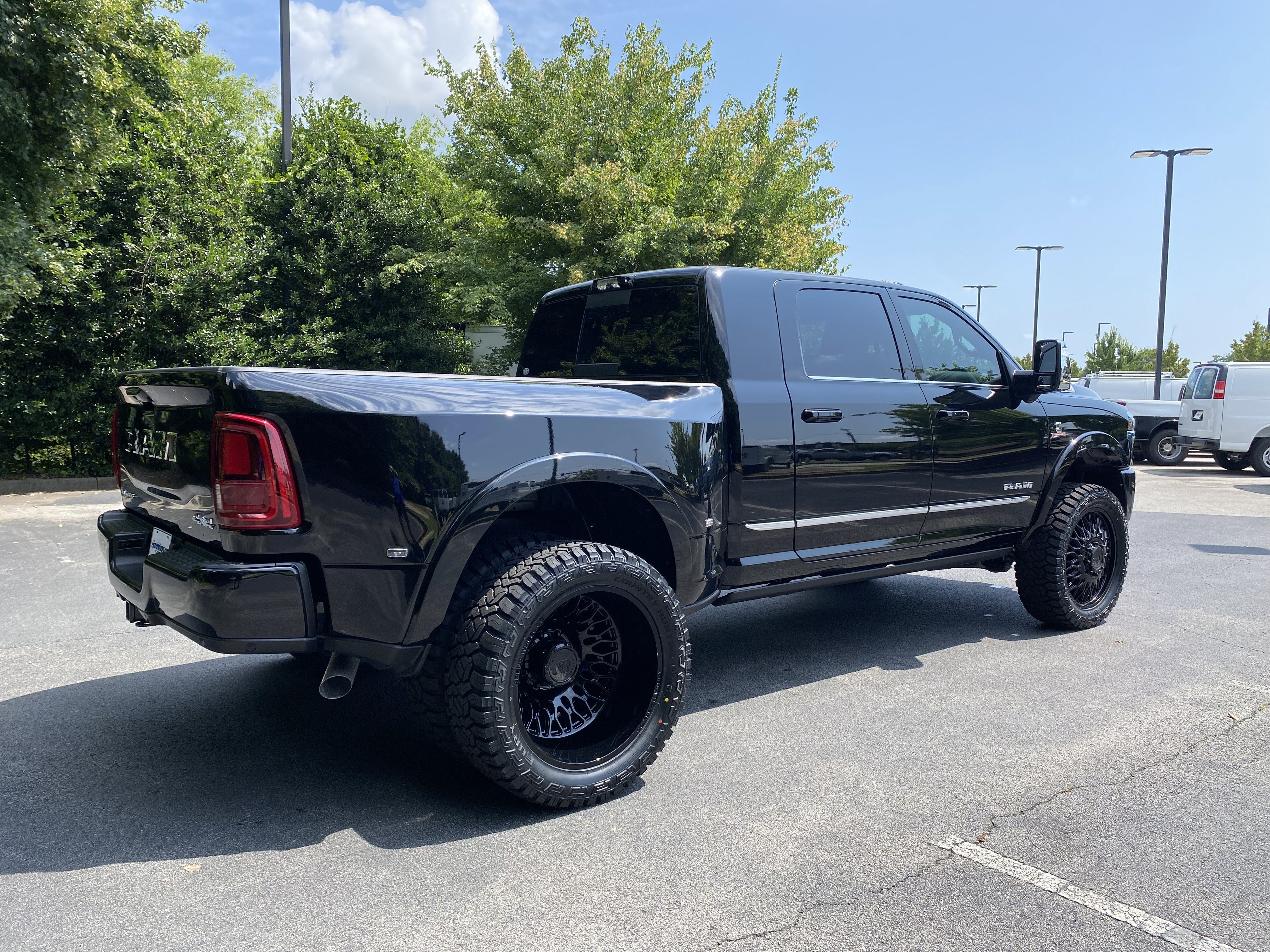 Used 2026 RAM 3500 Limited AWD/4WD image 9