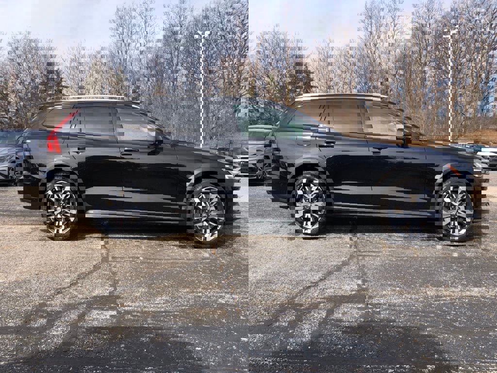 Used 2025 Volvo V60 B5 Cross Country Plus image 8