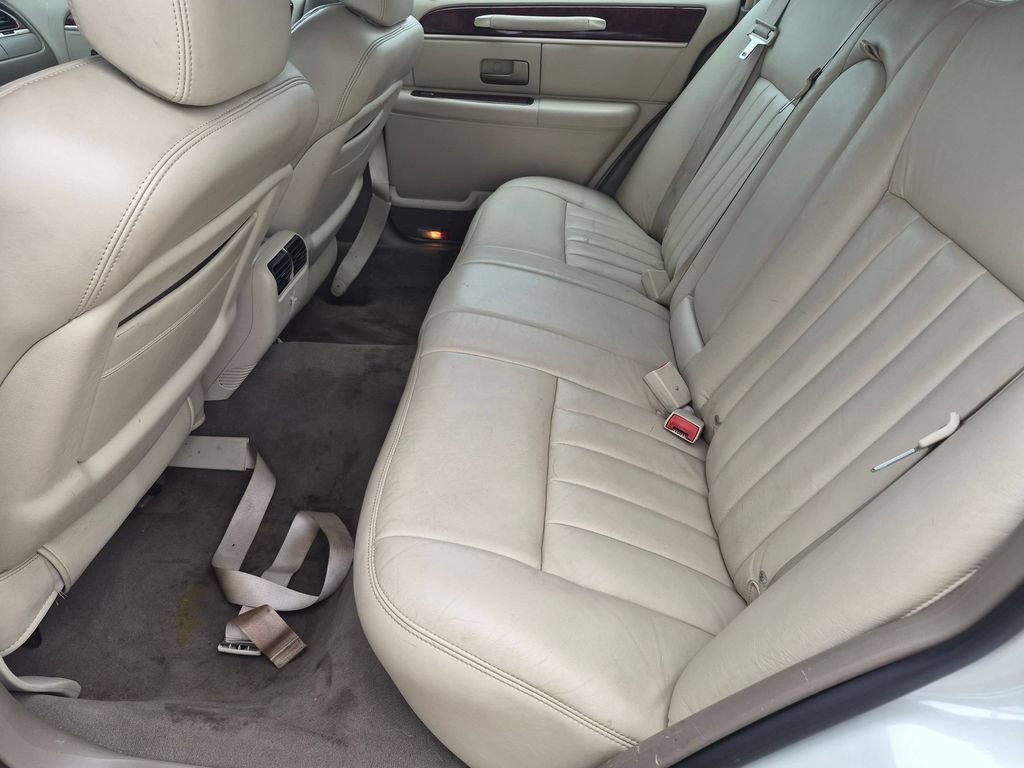 Used 2003 Lincoln Town Car Executive RWD image 24