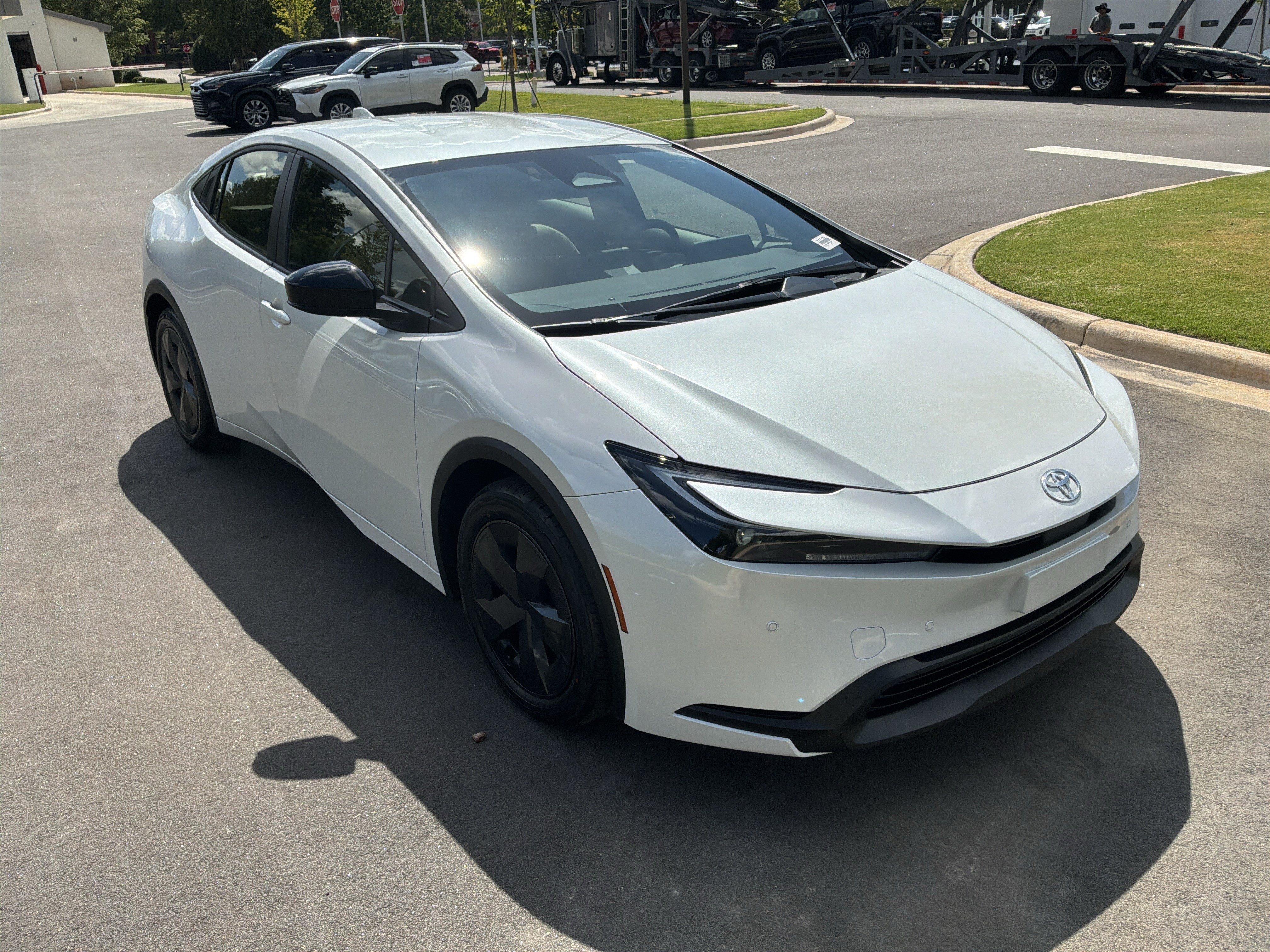 Used 2024 Toyota Prius LE FWD image 2