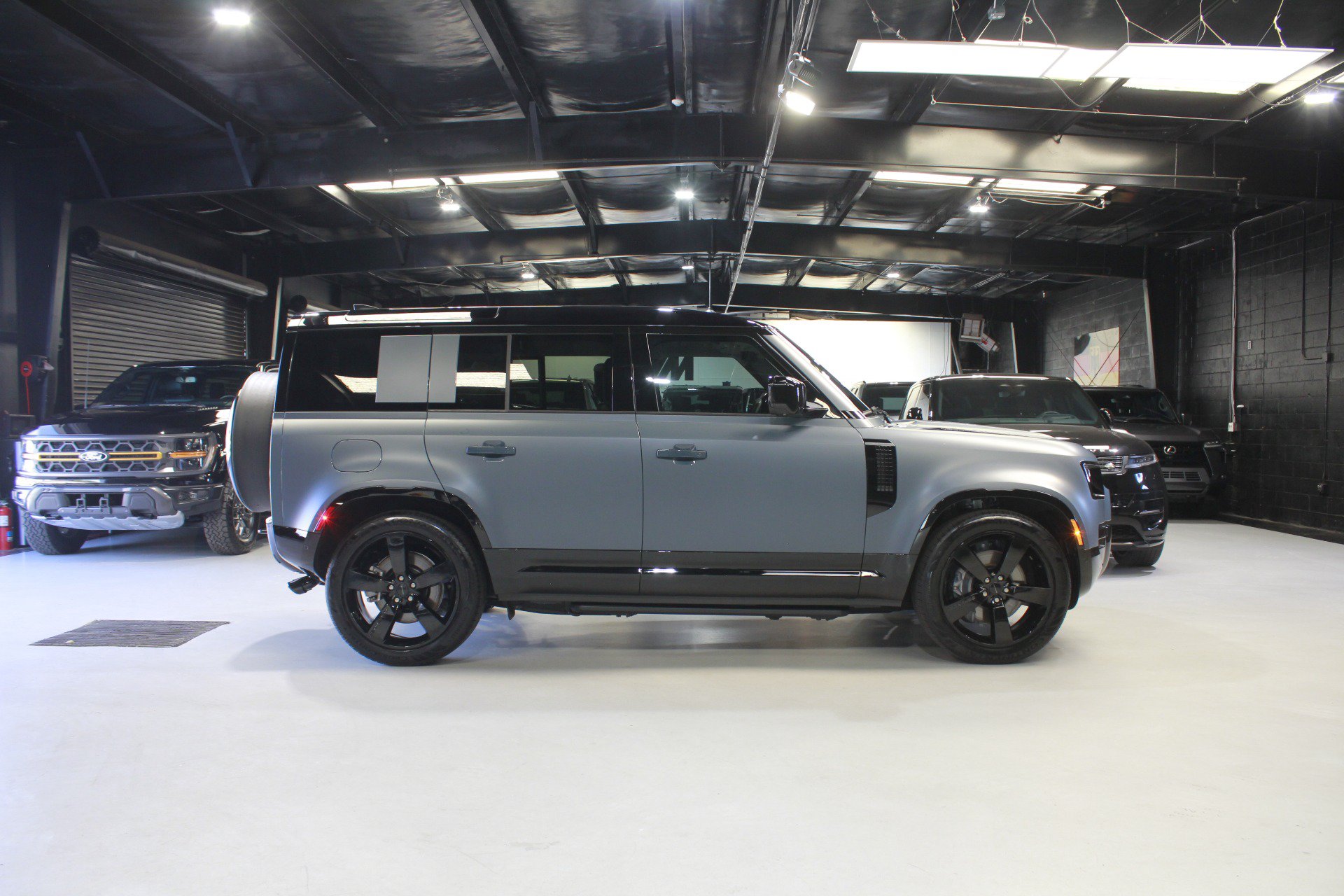 Used 2026 Land Rover Defender 110 X-Dynamic SE AWD/4WD image 25