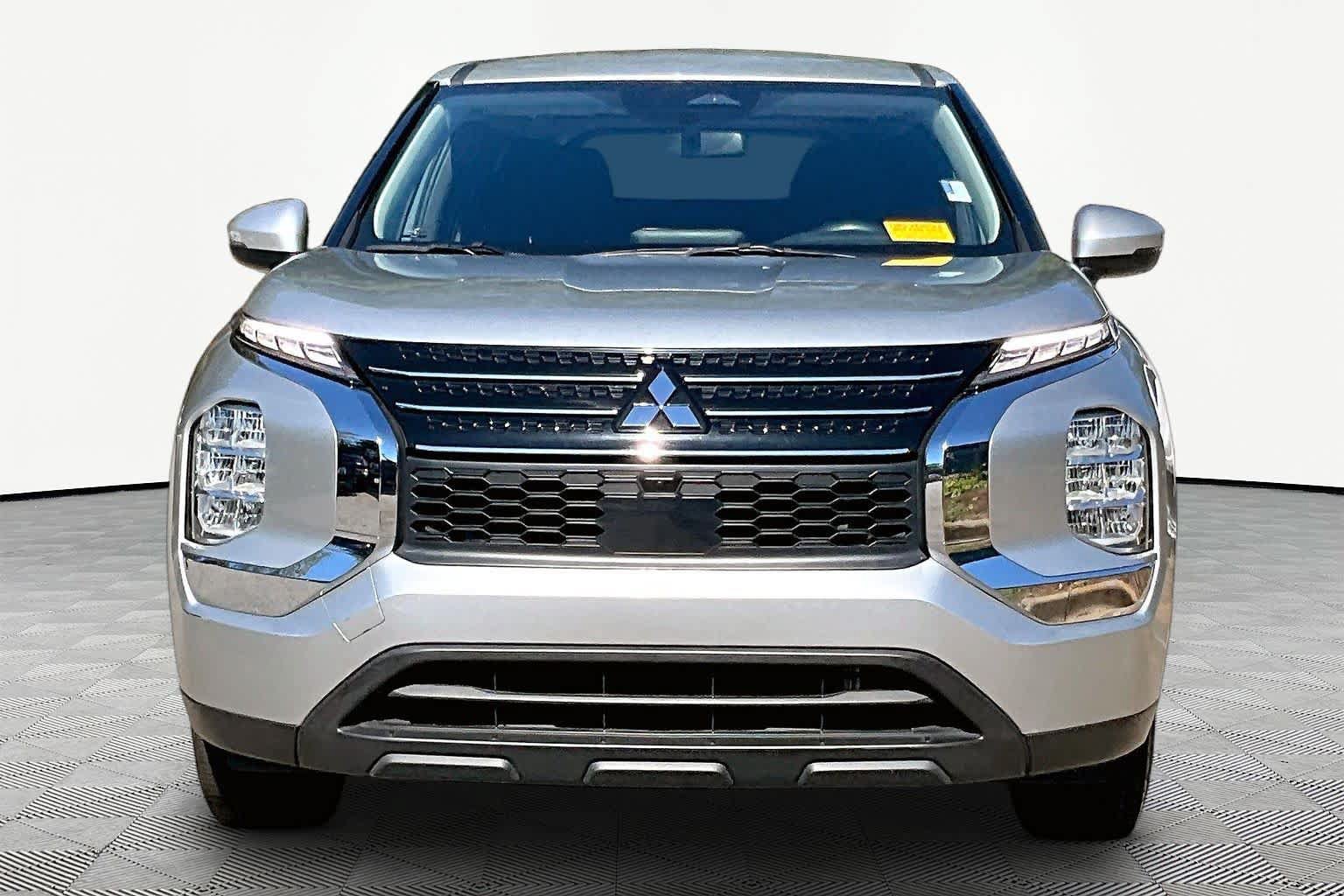 Used 2024 Mitsubishi Outlander ES FWD image 4