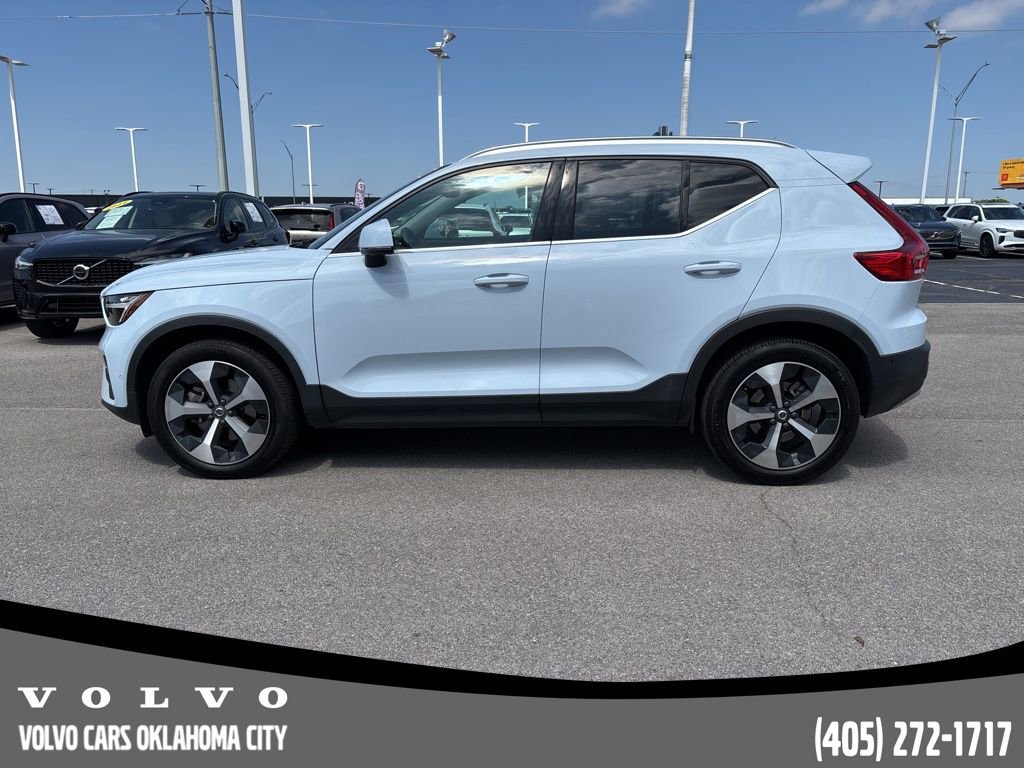 Used 2025 Volvo XC40 B5 Plus AWD/4WD image 2