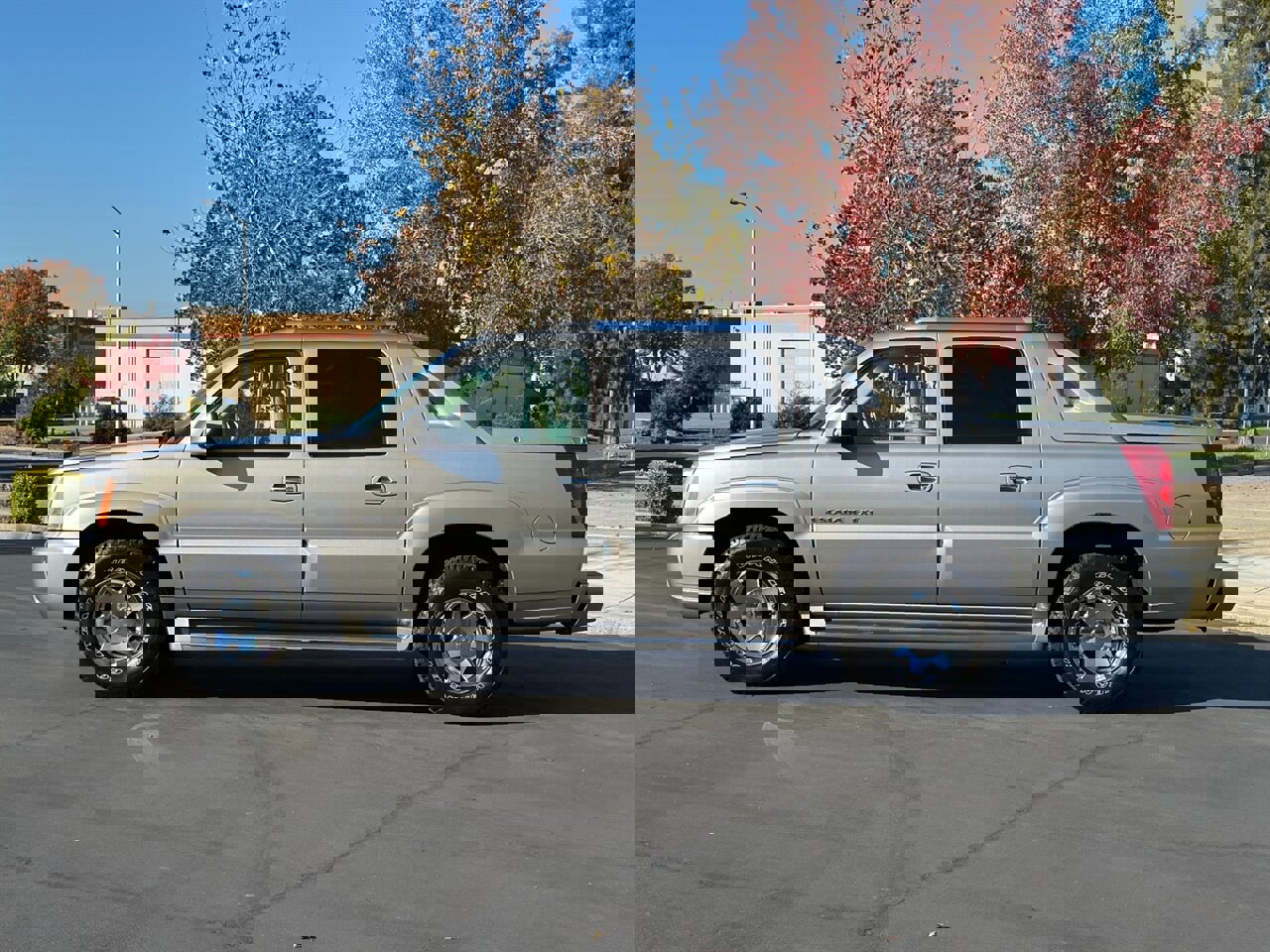 Used 2002 Cadillac Escalade EXT image 2