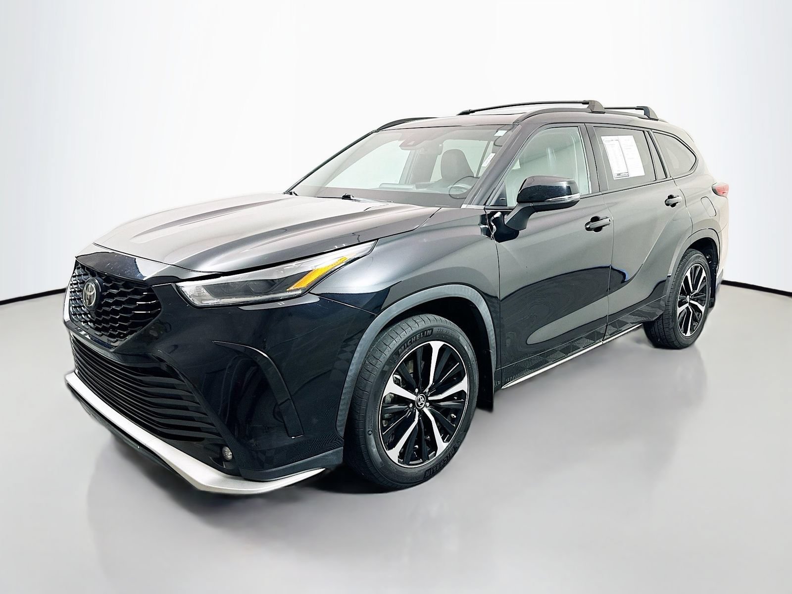 Used 2021 Toyota Highlander XSE FWD image 3