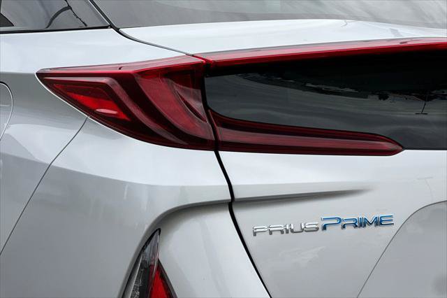 Certified 2017 Toyota Prius Prime Advanced w/ Carpet Mat Package FWD image 32