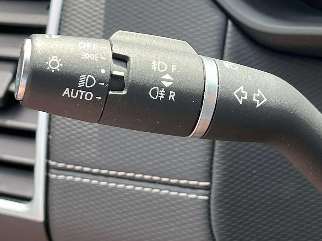 Used 2025 Land Rover Discovery Dynamic SE AWD/4WD image 33