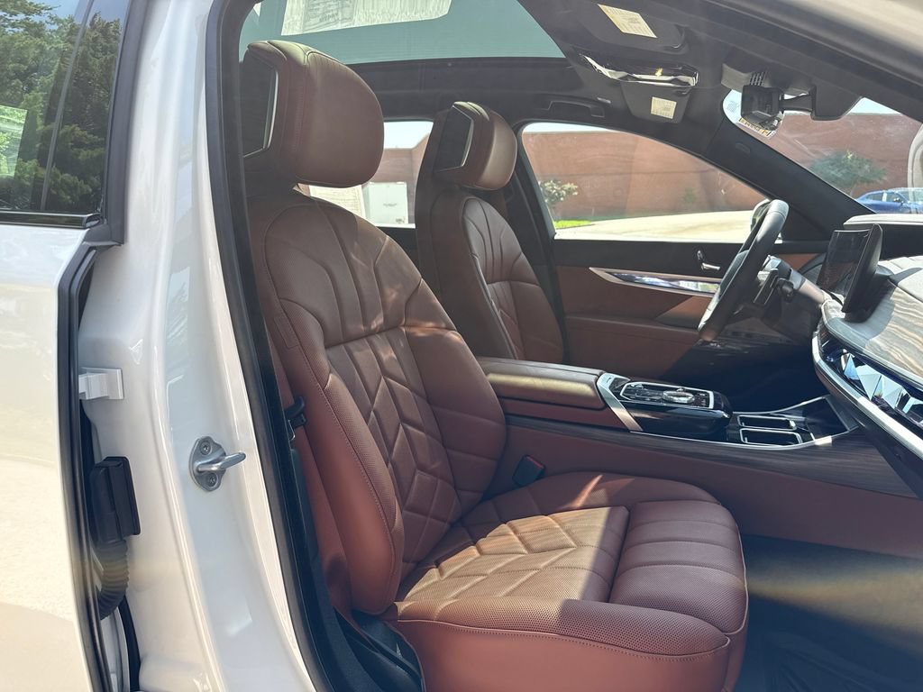 Used 2026 BMW 760i xDrive w/ Executive Package AWD/4WD image 32