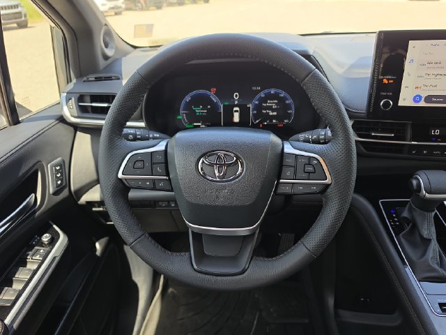 Used 2026 Toyota Sienna Limited FWD image 9