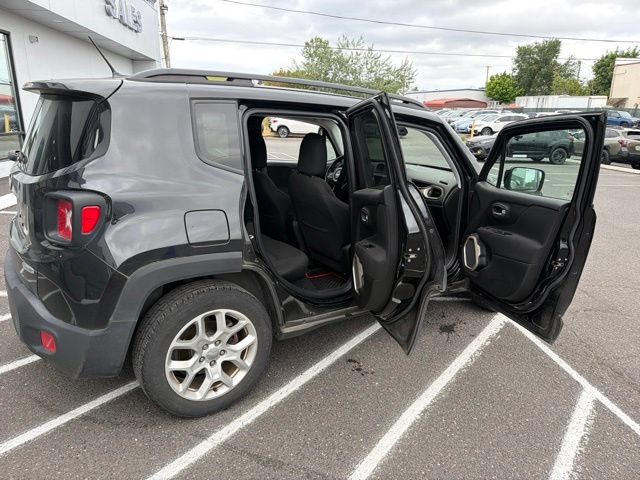 Used 2017 Jeep Renegade Latitude FWD image 10