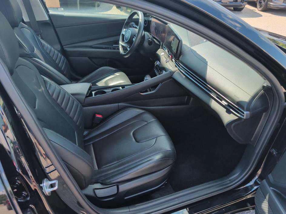 Used 2025 Hyundai Elantra Limited FWD image 12