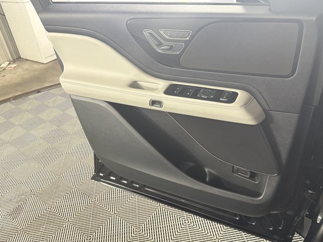 New 2026 Lincoln Aviator 2WD w/ Jet Appearance Package image 8