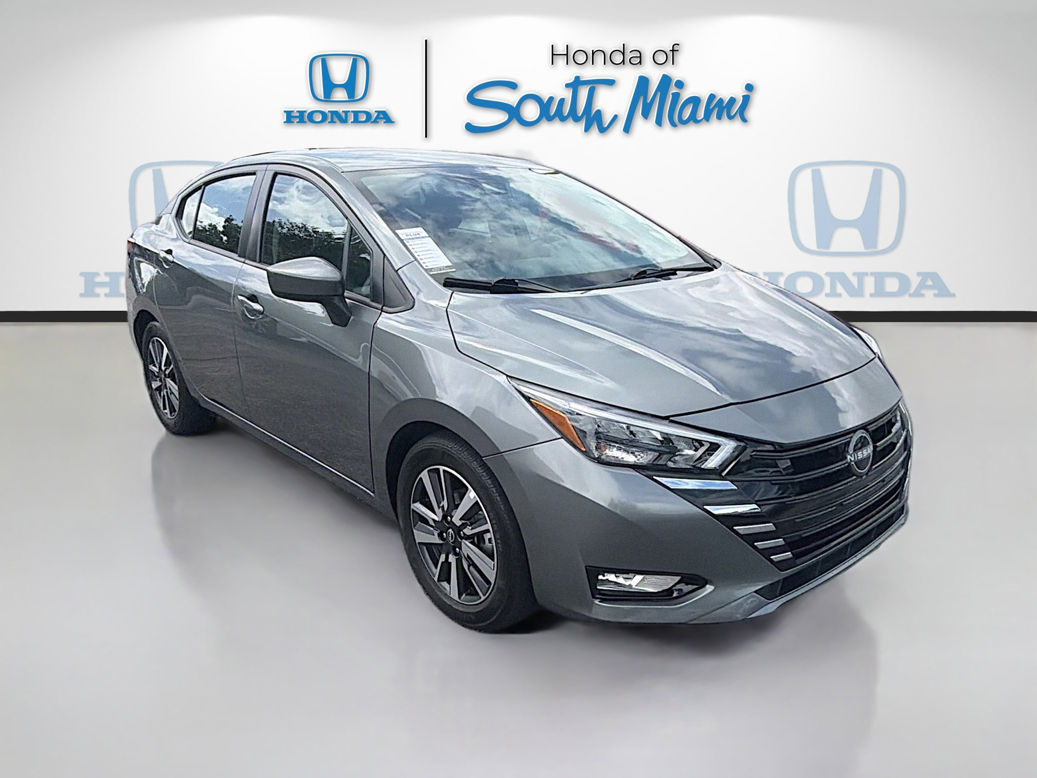 Used 2025 Nissan Versa SV image 1