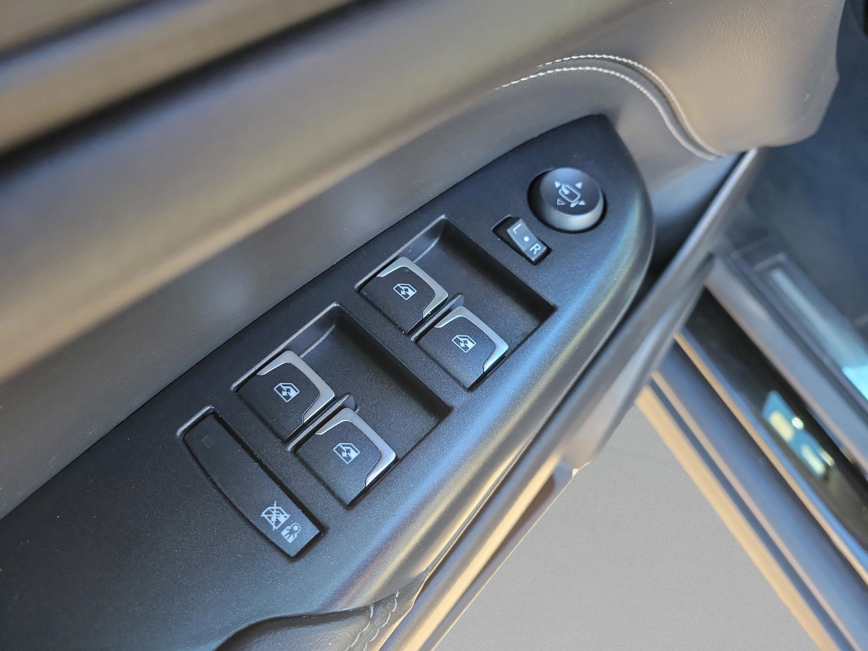 Used 2016 Cadillac SRX Luxury w/ Driver Awareness Package image 19