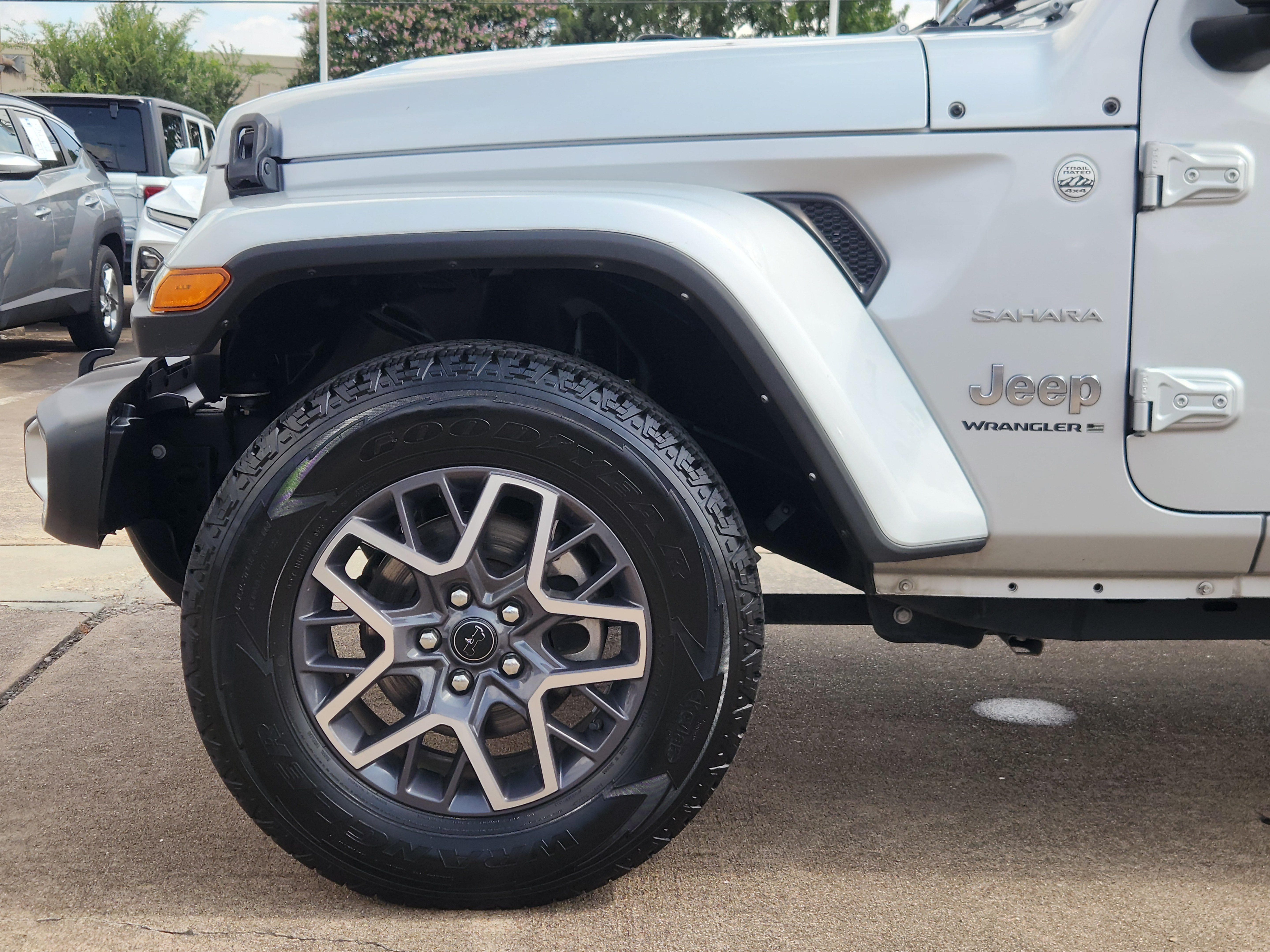 Used 2024 Jeep Wrangler Unlimited Sahara AWD/4WD image 9