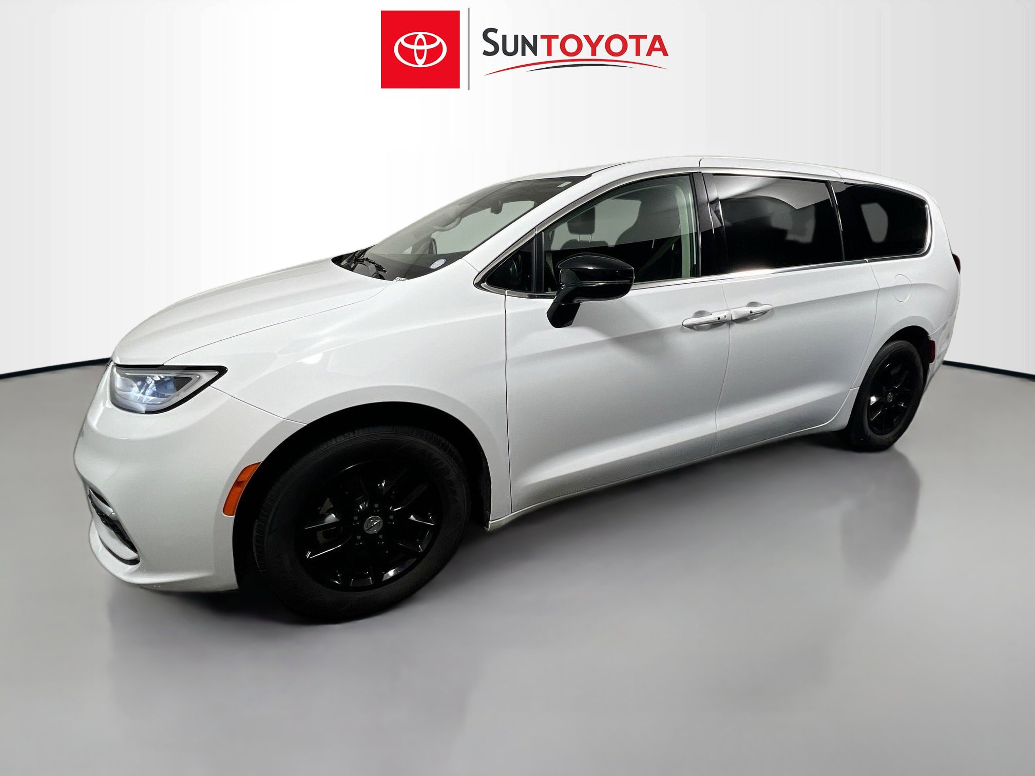 Used 2024 Chrysler Pacifica Touring-L image 9