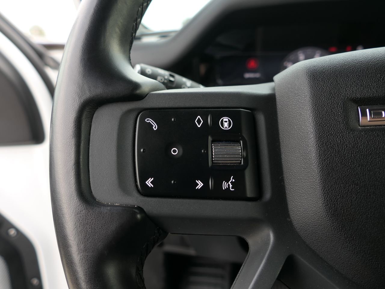 Used 2024 Land Rover Defender 130 X-Dynamic SE image 19