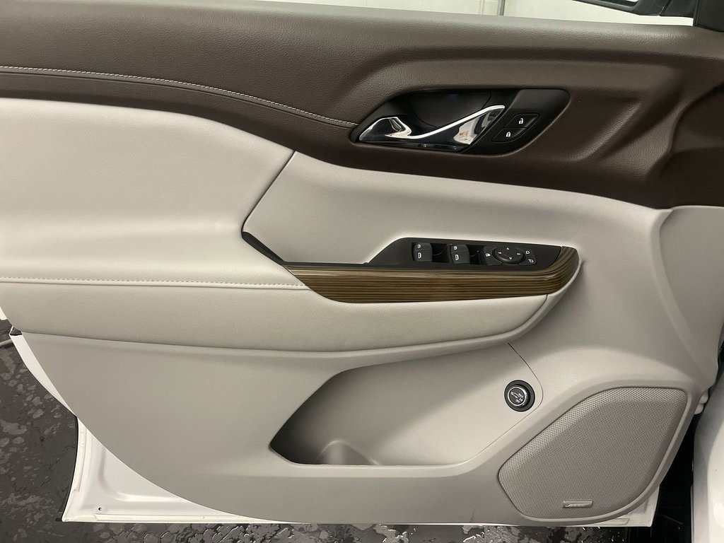 Used 2023 GMC Acadia SLE image 16