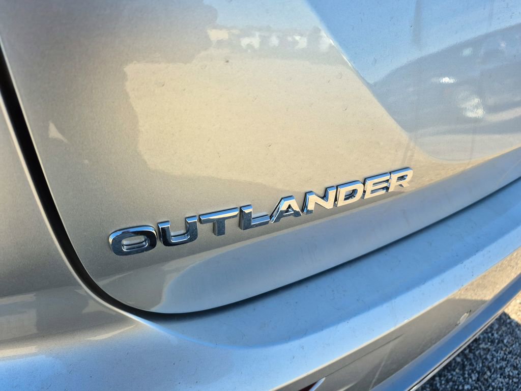 New 2026 Mitsubishi Outlander SE image 13