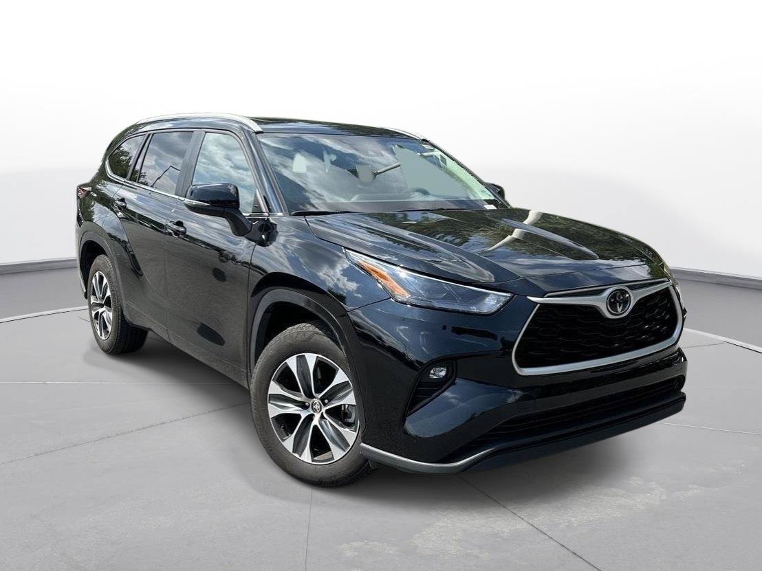 Used 2025 Toyota Highlander XLE FWD image 4