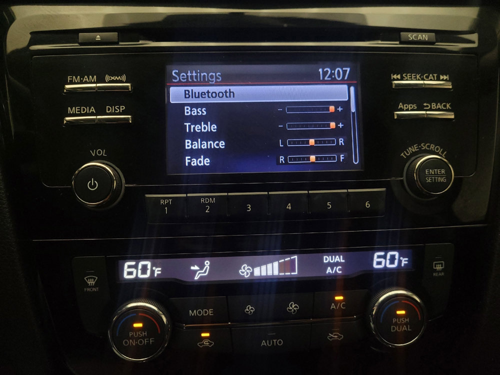 Used 2015 Nissan Rogue SV FWD image 25