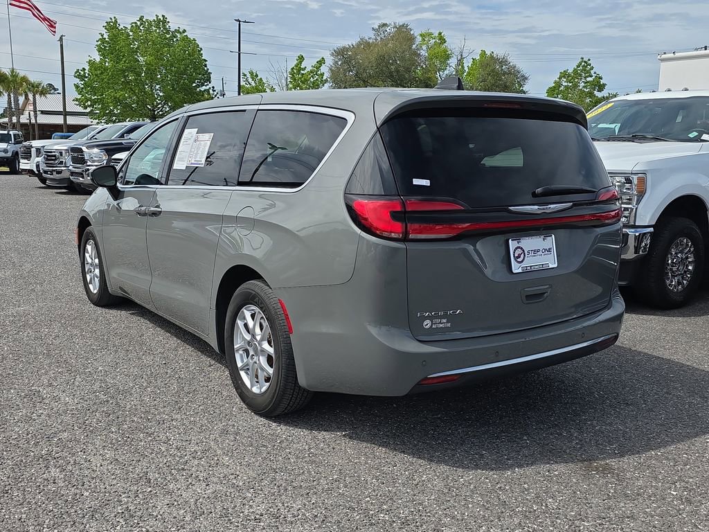 Used 2023 Chrysler Pacifica Touring-L image 7