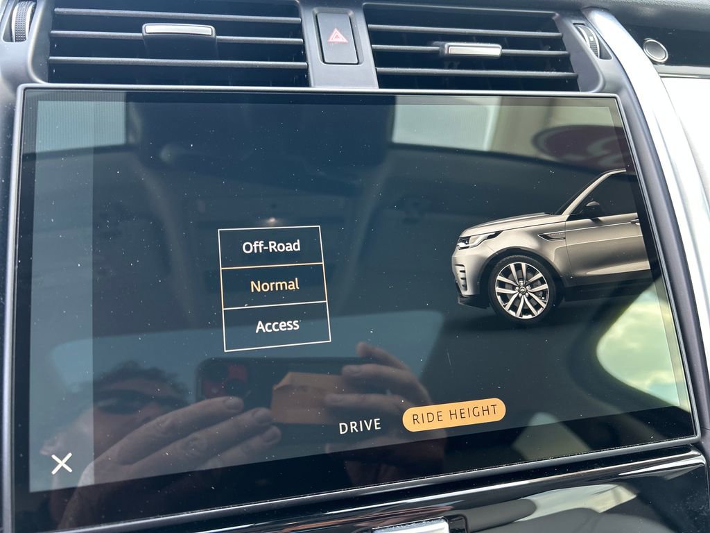 Used 2025 Land Rover Discovery S image 35