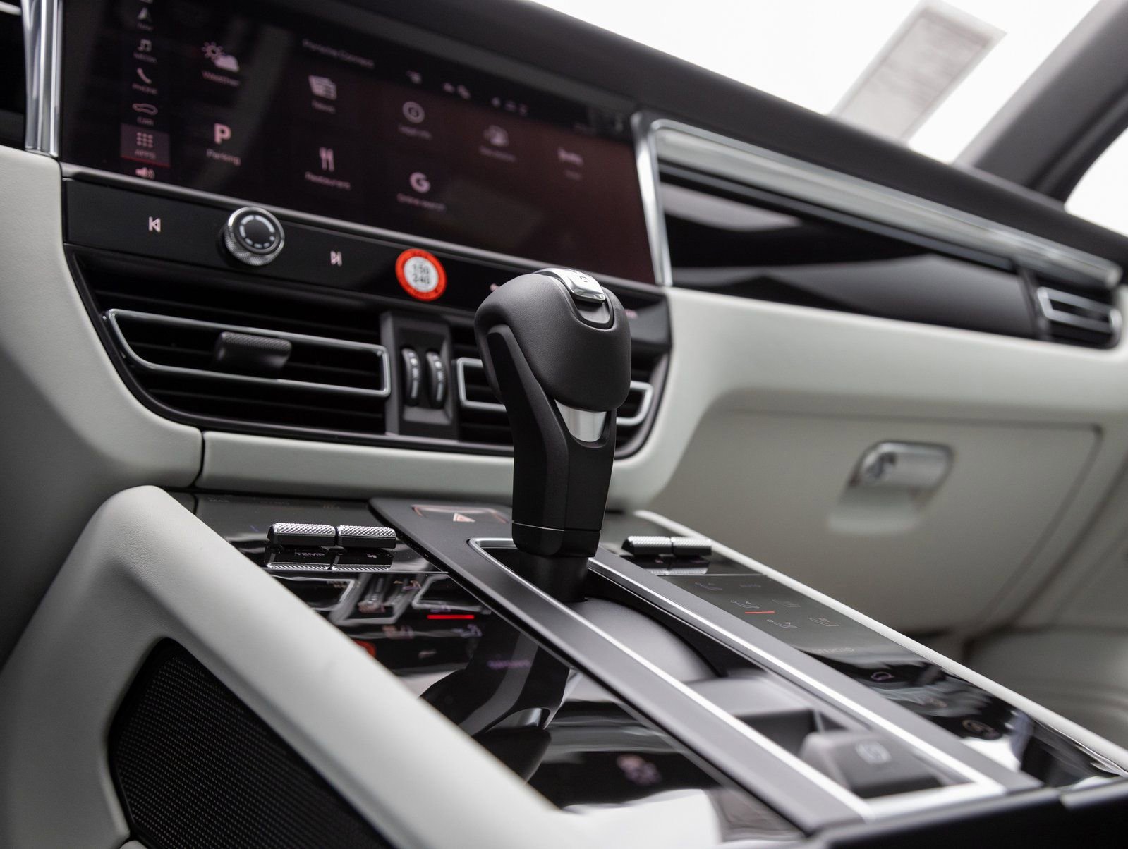 Certified 2025 Porsche Macan AWD/4WD image 28