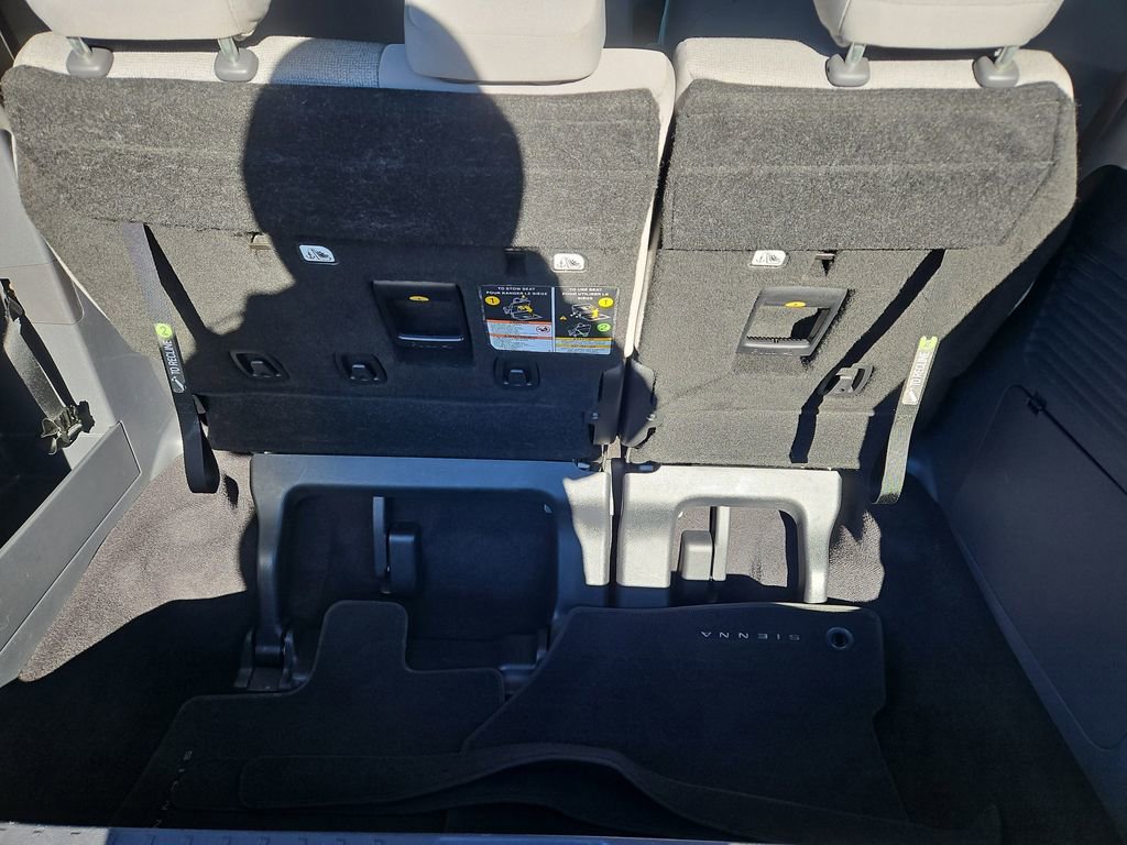 Used 2024 Toyota Sienna LE image 31