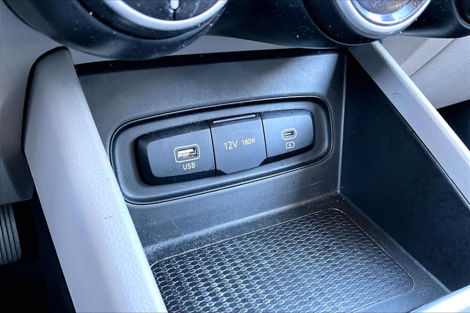 Certified 2023 Hyundai Venue SEL FWD image 34