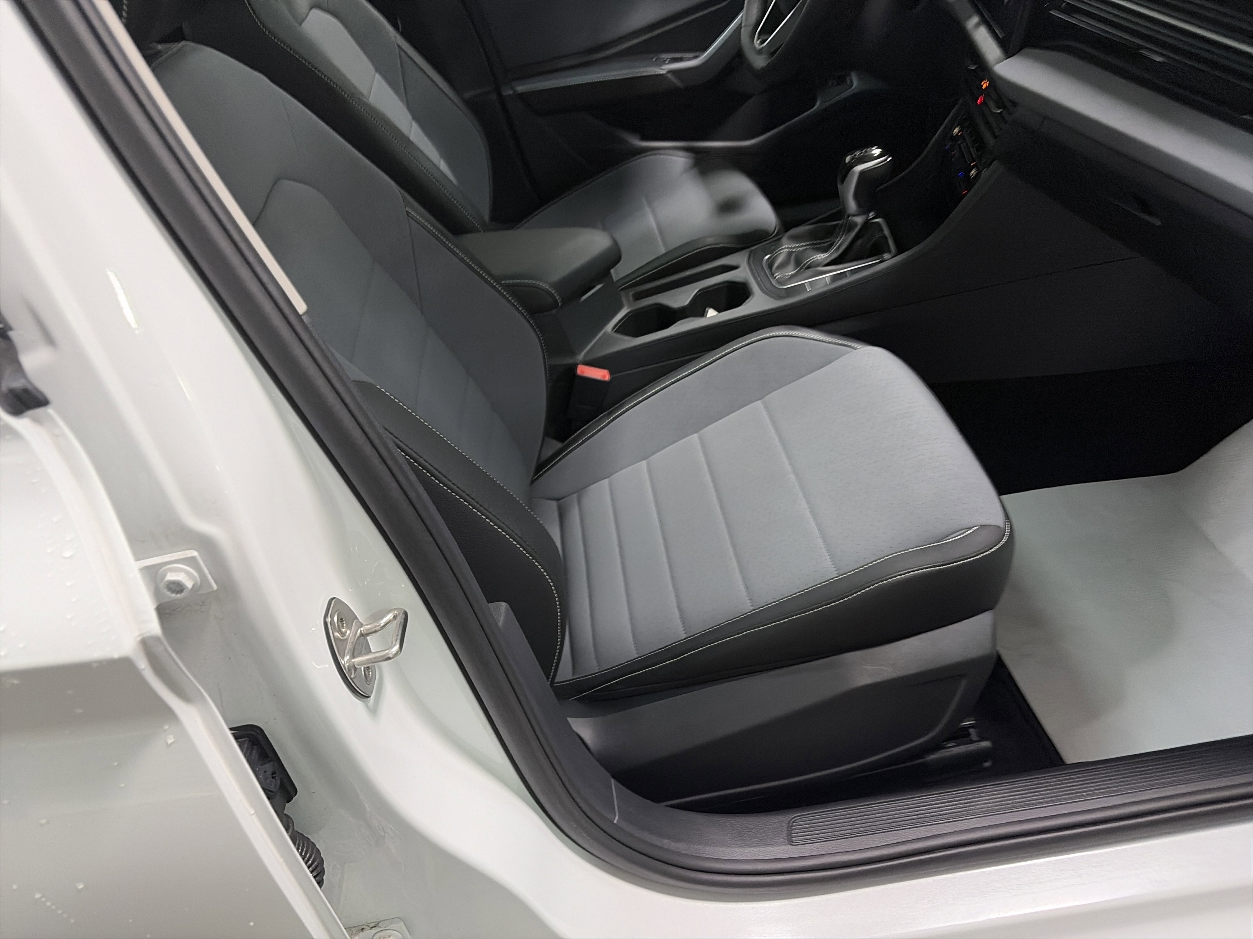 Certified 2025 Volkswagen Jetta SE image 31