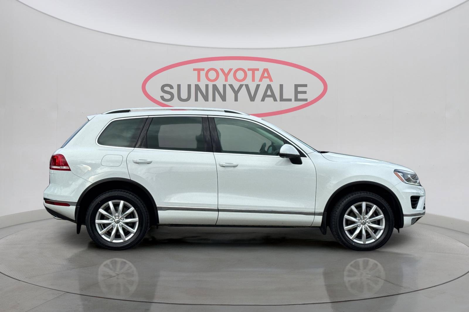 Used 2016 Volkswagen Touareg VR6 image 9